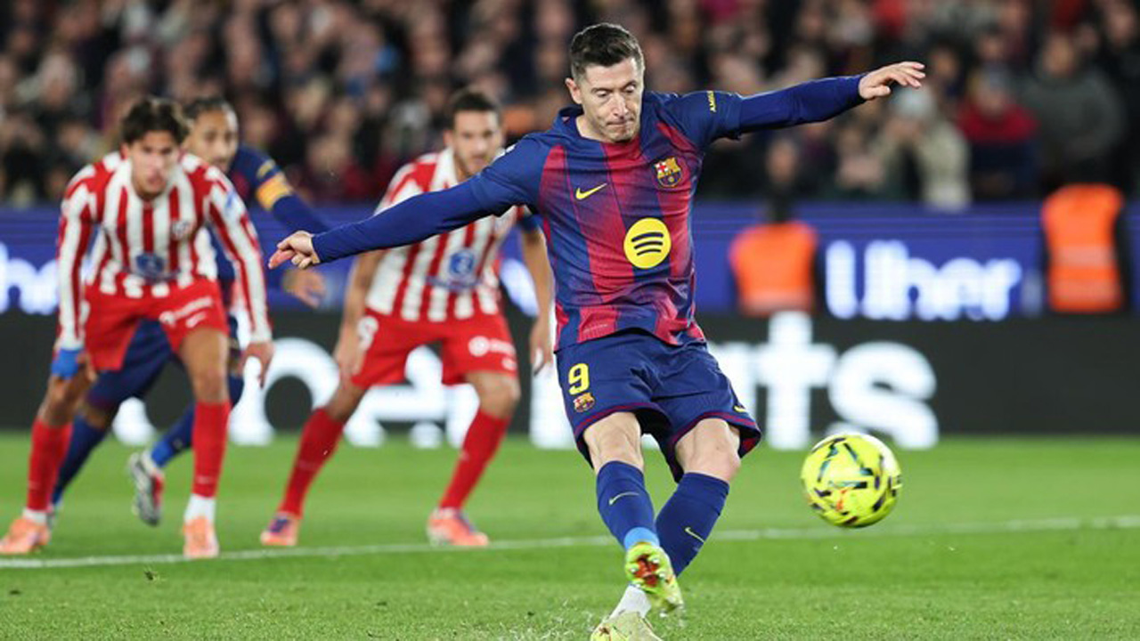 Lewandowski Skies Another Penalty as Barcelona Overcomes Atletico